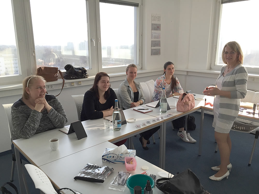Bild: 5 Frauen im Schminktraining