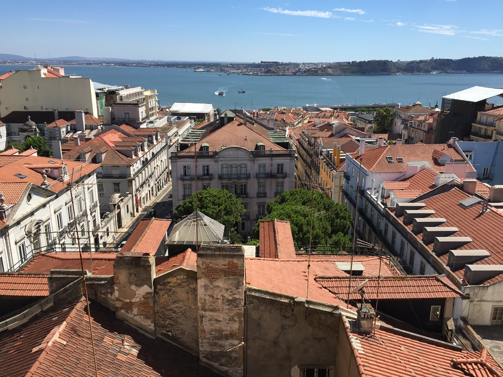 Bild: Blick auf den Tejo aus der Dachbar des Bairro Alto Hotels