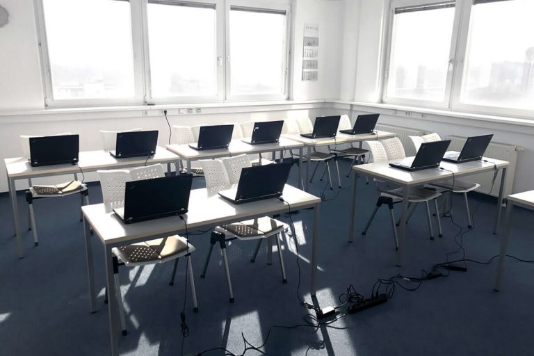 Die Seminarräume in Berlin haben auch Arbeitsplätze mit Laptops.